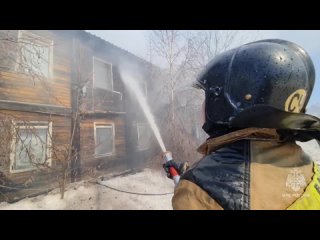 Кадры с места тушения пожара расселенного дома в Ноябрьске