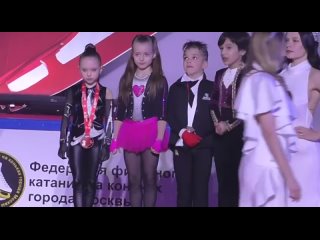 Награждается бронзовой медалью команда Ангелы Плющенко по юн.разрядам