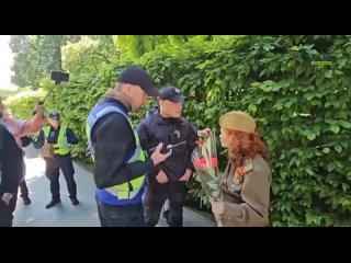 В Киеве сотрудники полиции не пустили пенсионерку возложить цветы к Вечному огню