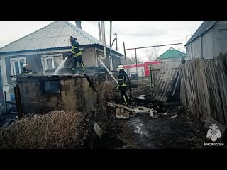 Спасатели Станицы Луганской ликвидировали оперативно ликвидировали возгорание в частном подворье, отстояв жилой дом