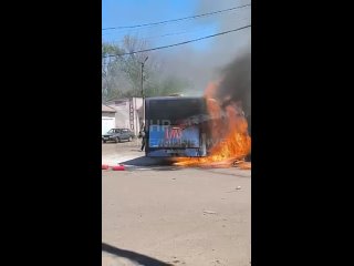 В Свердловске на Должанской загорелся автобус.