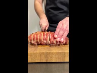 Аппетитная свиная вырезка в беконе