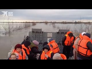 Мужики из рязанского села Заокское несколько раз в день совершают поездки на КамАЗах и тракторах по эпицентру разлива