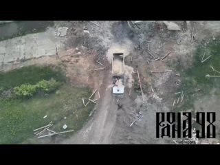 Zničení sklápěče, kterým nepřítel najel na dříve rozbitý most přes vodní kanál Seversky Donets-Donbass v Chasově Jaru