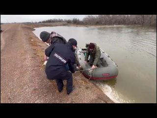 Пенсионера из затопленной части Новоорска полицейские доставили на незатопленные территории
