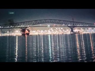 Минимум семь человек могут находиться в воде после обрушения моста в Балтиморе.