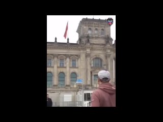 В Берлине неизвестные Герои водрузили на крышу Рейхстага знамя Победы. Пока Шольц спит, местные жители и туристы делятся снимка