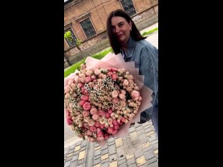 Красивый и стильный букет нежных розовых кустовых роз в стильном оформлении от флористов Azov Flora