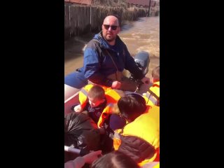 Оренбургские спасатели эвакуируют пострадавших от паводка в Овчинном городке