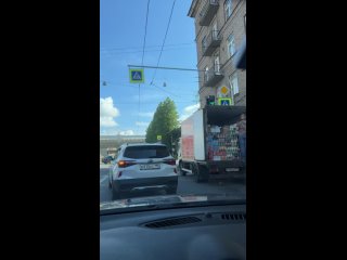 На этом перекрестке есть идиоты, кто по Возрождения прямо едет от Стачек... МОжет из-за этого и дтп это случилось. - Bill Gadov