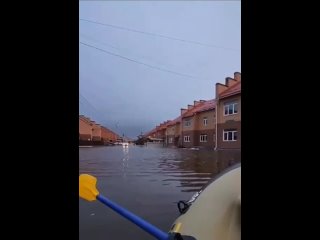 В подмосковных Химках жители коттеджного посёлка “Малая Шотландия“ пересели в лодки из-за потопа🙈

Наводнение произошло из-за па