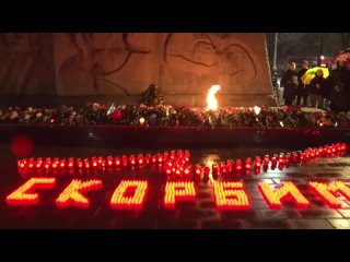 Свечи памяти зажглись в сквере имени В.Ф. Полякова у Вечного огня в память о жертвах теракта.