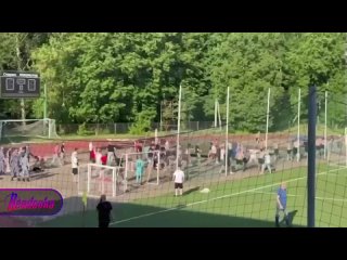 Прямо перед началом футбольного матча дмитровские и солнечногорские фанаты устроили массовый забив — в итоге... (видео)