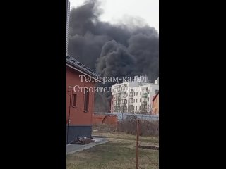 Ещё кадры сегодняшнего пожара публикует Строитель Онлайн Возгорание произошло в 18:54.