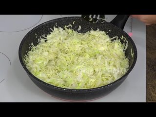 Ленивый капустный пирог: всё смешиваю и запекаю (простое решение для ужина)