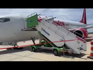 Boeing Watch: Corondon Airlines Boeing 737-800, while landing at Gazi Pasha Airport in Trkiye first had a nose landing gear bu