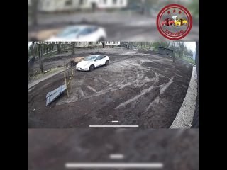 Водитель арендованного автомобиля Tesla заехал во двор на Кипсале, повредил забор и уехал