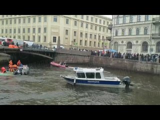 В районе аварии парализовано движение транспорта. К месту ЧП стягиваются экстренные службы