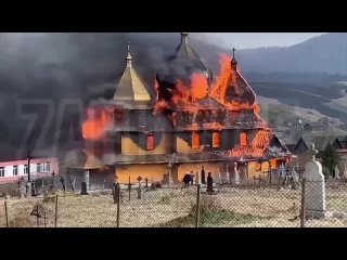 Во Львовской области полностью сгорела 150-летняя деревянная церковь – памятник архитектуры национального значения