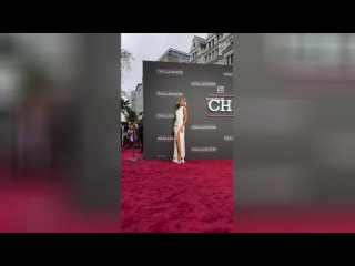 Зендая и её невероятная коса в кастомном платье Thom Browne на премьере «Претендентов» в Лондоне.