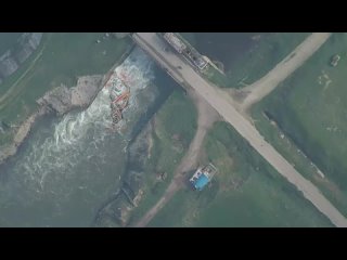 Видеото показва момента на удар по руските позиции с планираща бомба GBU-39 или Jdam в Красногоровка и Ивановское, където продъл