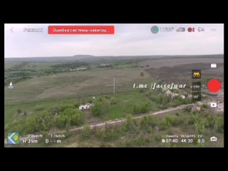 Un Soukho Su-25 vole tout prs dun drone russe de renseignement