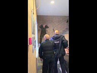 В Приморье полицейские обезвредили неадеквата с ножом в военной форме    В Большом Камне постоялец одного из отелей,... (видео)