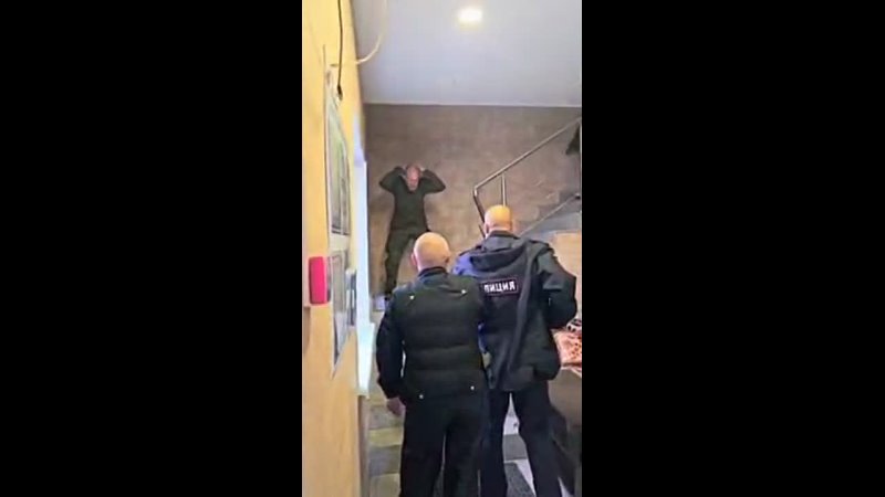 В Приморье полицейские обезвредили неадеквата с ножом в военной форме    В Большом Камне постоялец одного из отелей,... (видео)