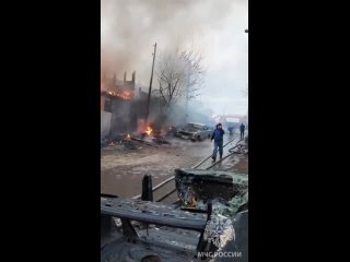 В Иркутске на улице Шевцова подразделения ликвидируют пожар в частном жилом доме и хозпостройках на общей площади 100 кв.м. Пожа