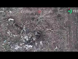Nuovo filmato della distruzione dell’equipaggiamento nemico e delle trincee da parte del drone kamikaze FPV VT-40