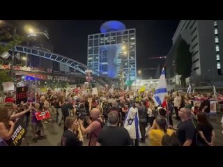 Miles de israeles se manifiestan contra el gobierno de Netanyahu, exigiendo un acuerdo de intercambio inmediato con la resis