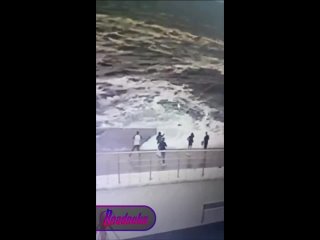 В Одессе Черное море сбило с ног полицейскую которая решила устроить фотосессию у местного причала, и утащила ее в... (видео)