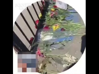 В Одессе нацист выкинул цветы с мемориала погибшим в Доме Профсоюзов.