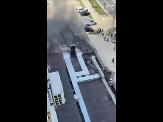 В Каспийске во время свадьбы загорелась крыша ресторана Арбей. Гостей эвакуировали, открытое горение ликвидировано