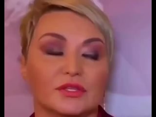 Чего то нюхает🤔Видела как рассказывала что инопланетяне все зубы у нее украли, скоро они же пластику ей сделают😂 - Мила Саблина