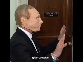 Демократ из Флориды пришёл в маске с изображением Путина на слушания об объявлении импичмента Байдену