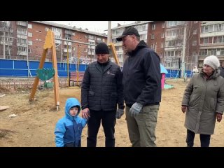 5-летний Максим  самый юный участник субботника и его отец Александр Калугин одними из первых вышли на уборку.