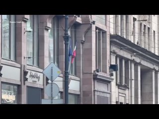 В центре Петербурга чёрной лентой обвязали флаги России и Евросоюза в знак выражения соболезнований в связи с погибшими во время