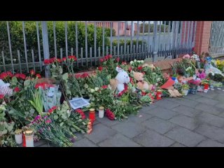 Сердечно благодарны всем гражданам России и Нидерландов за соболезнования. Спасибо тем, кто принес цветы, свечи и игрушки к здан