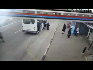 В Воронеже пассажирка так яростно пыталась закрыть дверь автобуса, что ей отрубило палец   Женщина д