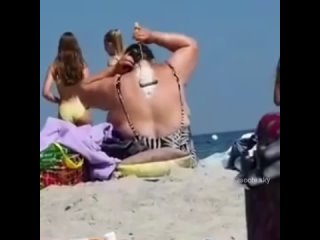 а дурачки ржут, что валик строительный увидели и сработала безудержная ассоциация срочно схватить в руки мобилу и давай... - Александр Овчинников