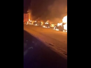 В Нигерии сгорели до 300 автомобилей, стоявших в пробкеНачалось все с воспламенения бензовоза, огонь с которого перекинулся ещ