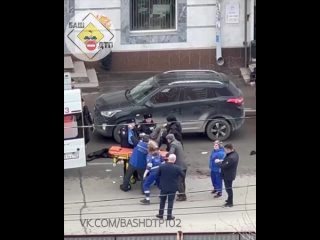 В центре Уфы мужчина с ножом напал на двух полицейских. Одного из них госпитализировали, второй от помощи отказался, сообщили RT