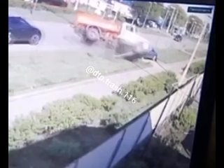 Момент жуткой аварии в Муслюмовском районе.  55-летний водитель ГАЗика вышел на обгон и быстро попытался вернуться в... (видео)