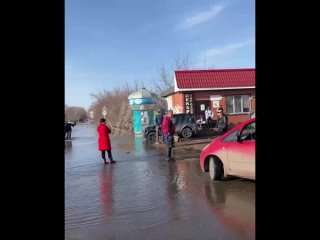 В оренбургском поселке Газодобытчиков сохраняется риск прорыва дамбы — местные эвакуируются из своих домов