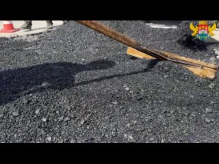 Сегодня, 3 апреля, работники МБУ «Благоустройство» устраняют локальные разрушения асфальтобетонного покрытия на ул. Железнодорож