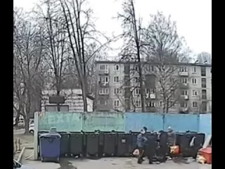В Санкт-Петербурге местные жители устроили драку за просрочку В эти мусорные баки выкидывают нераспроданные товары из магазина