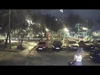 😧 Молодая мама "забыла" 2-летнего сына в коляске у подъезда и скрылась на автомобиле.   Полиция уже задержала дамочку.... (видео)