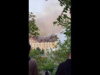 En #Odesa, como resultado del trabajo de la defensa area ucraniana, el palacio de la Academia de Derecho est en llamas