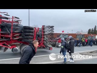 Протестующие польские фермеры заблокировали выезды из Варшавы, передает корреспондент РИА Новости. П